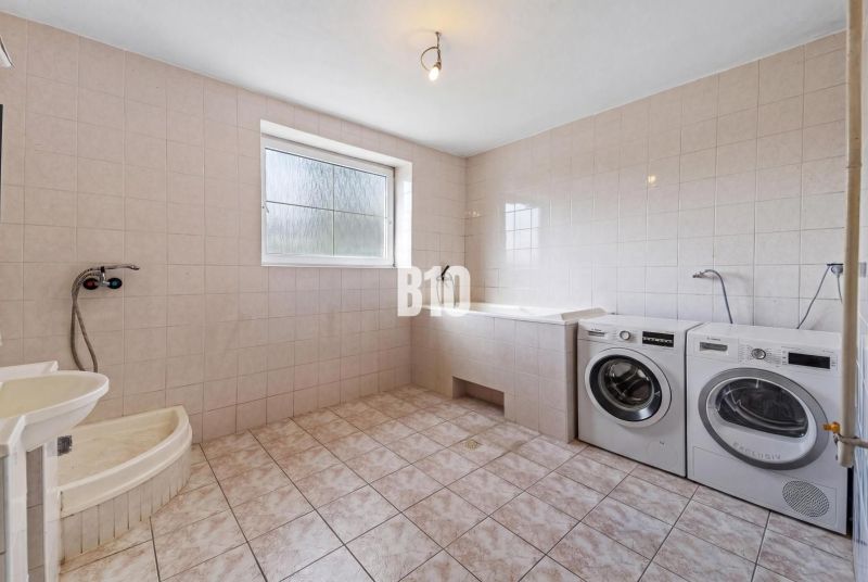 4i rodinný dom Lehota | 230 m² | Bazén | 85 m² garáž | 5 min. od Nitry - Kúpeľňa v rodinnom dome s práčkou, vaňou a sprchou.