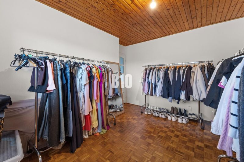 4i rodinný dom Lehota | 230 m² | Bazén | 85 m² garáž | 5 min. od Nitry - Šatník v rodinnom dome s vešiakovými tyčami a podlahou s dreveným dekorom.