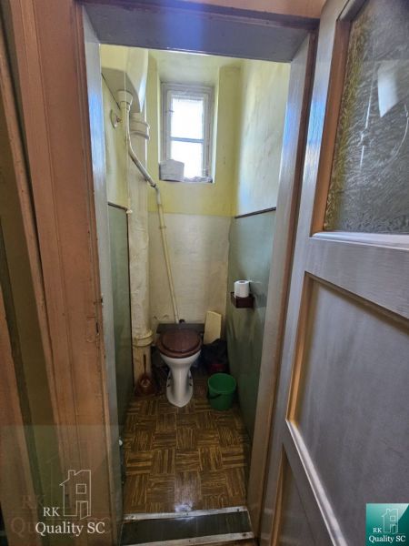 Bratislava I - NA PREDAJ INVESTIČNÝ KLENOT V STAROM MESTE: 2,5-izbový  - Toaleta v 2-izbovom byte s oknom a podlahou s dreveným dekorom.
