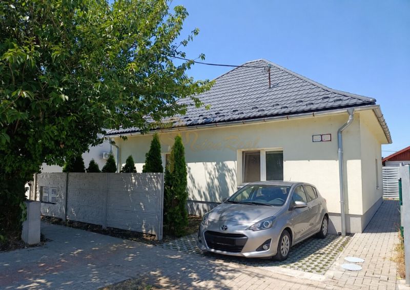 Dom za cenu bytu, Bernolákovo, po kompletnej rekonštrukcii - Rodinný dom v Bernolákove so šikmou strechou, stromom a zaparkovaným autom na príjazdovej ceste.