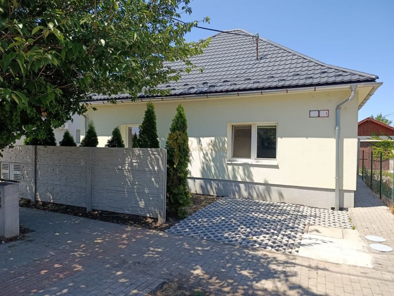 Dom za cenu bytu, Bernolákovo, po kompletnej rekonštrukcii - Rodinný dom v Bernolákove so strechou a plotom obklopeným stromami.