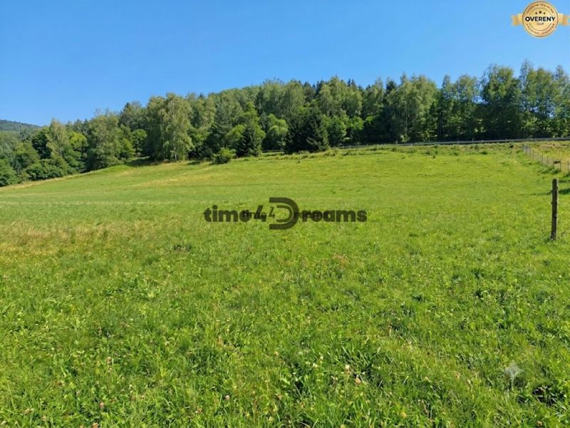 NA PREDAJ pozemky na stavbu domov HRIŇOVÁ - Záhrady v Hriňovej, obklopené lesmi a pokryté zelenou trávou, vhodné pre Pozemky - bývanie.