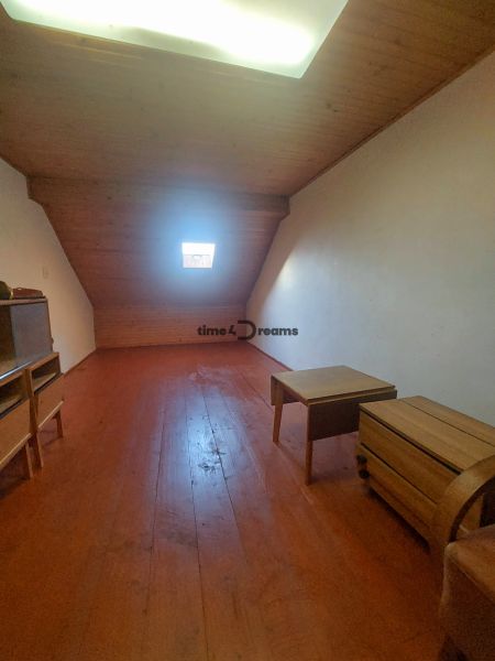 Multifunkčná prevádzková budova s veľkým potenciálom – Vígľašská Huta  - Podkrovná miestnosť v rodinnom dome s drevenými podlahami a nábytkom.