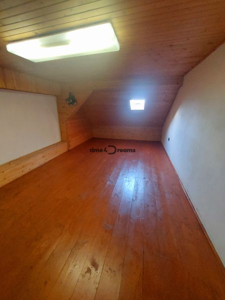 Multifunkčná prevádzková budova s veľkým potenciálom – Vígľašská Huta  - Podkrovná miestnosť s drevenou podlahou, osvetlená strešným oknom v rodinnom dome.