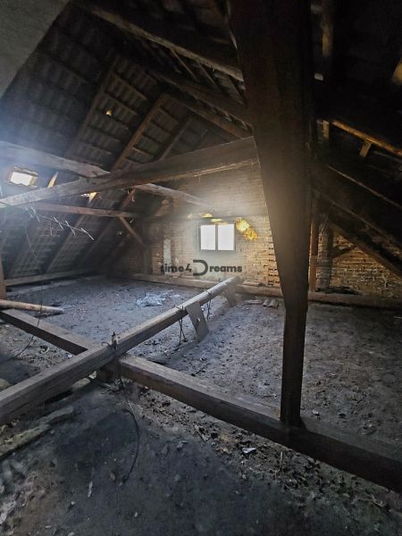 Multifunkčná prevádzková budova s veľkým potenciálom – Vígľašská Huta  - Povala s drevenými trámami a tehlovou stenou v rodinnom dome, prirodzené svetlo.