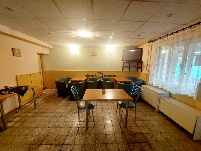 Multifunkčná prevádzková budova s veľkým potenciálom – Vígľašská Huta  - Interiér miestnosti so stolmi a stoličkami, vhodné pre rodinný dom a posedenie.