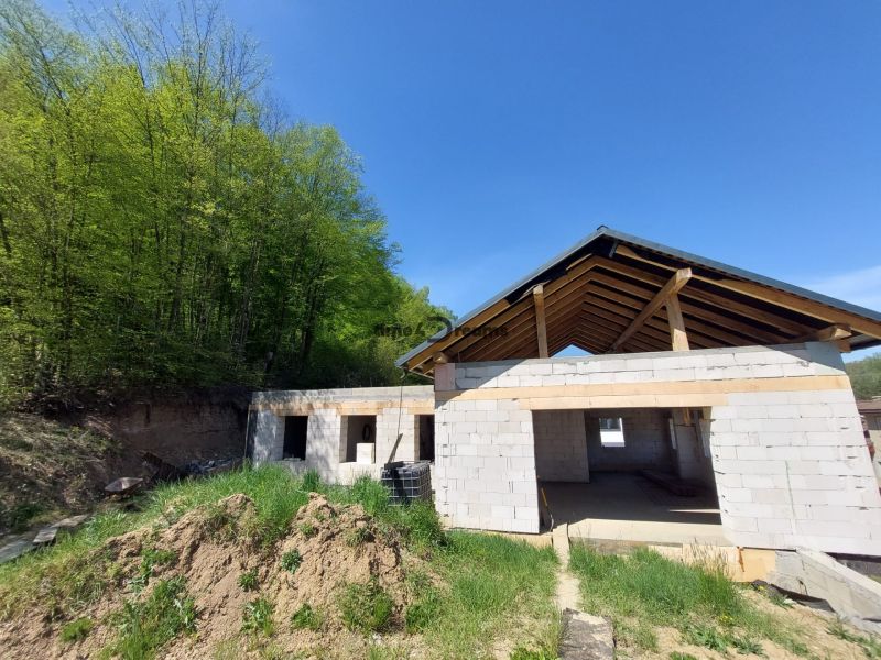 NA PREDAJ rozostavaný 5-izbový rodinný dom   - Nedokončená stavba rodinného domu pri lese vo Zvolene.