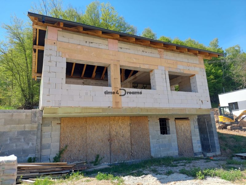 NA PREDAJ rozostavaný 5-izbový rodinný dom   - Stavba rodinného domu vo Zvolene, s neomietnutými stenami a drevenou strechou.