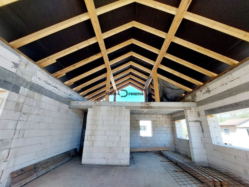 NA PREDAJ rozostavaný 5-izbový rodinný dom   - Stavba rodinného domu s dreveným krovom a murovanými stenami.