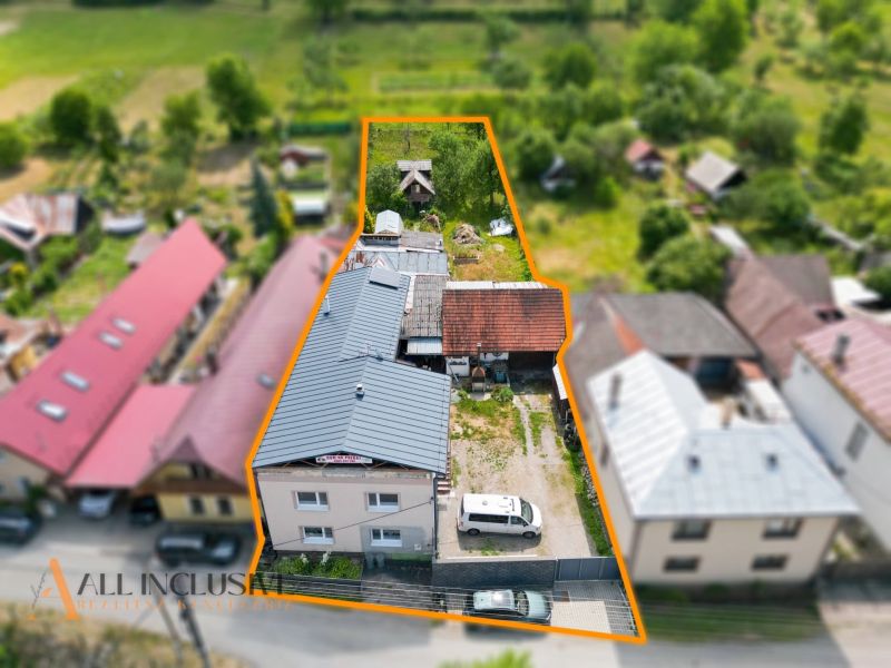 Na predaj 5-izb. dvojgen. rodinný dom, Dúbravica - Rodinný dom v Dúbravici s dvorom a záhradou, obklopený susednými domami.