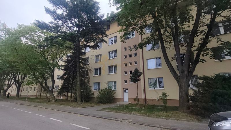 Novozrekonštruovaný 4-izb. byt, Exnárova ul., Ružinov - Pošeň - Bytový dom na Exnárovej ulici v Bratislave - Ružinove obklopený stromami.