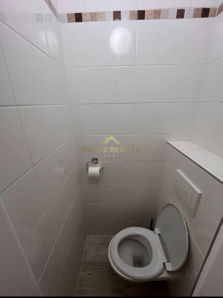 Pekný prenájom 1 izbový byt, Trenčianska ulica, Bratislava II Ružinov  - Toaleta s bielymi obkladačkami a mozaikovým dekorom v 1-izbovom byte.