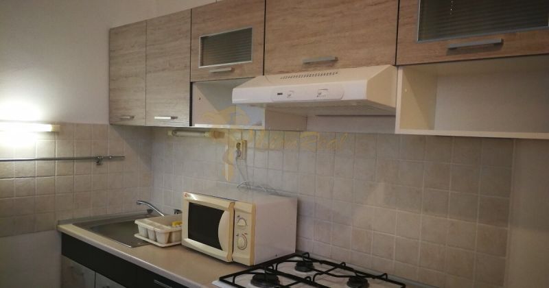 2-izb. byt na ul. Bodrocká, Podunajské Biskupice - Kuchynská linka s digestorom, mikrovlnkou a plynovým sporákom v 2-izbovom byte.