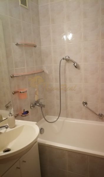 2-izb. byt na ul. Bodrocká, Podunajské Biskupice - Kúpeľňa s vaňou a umývadlom v 2-izbovom byte, obloženie svetlými dlaždicami.
