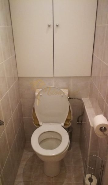 2-izb. byt na ul. Bodrocká, Podunajské Biskupice - Toaleta s dlažbou a úložnými skrinkami v 2-izbovom byte.