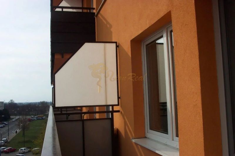 1-izb. byt, Vyšehradská, Petržalka, balkón, 4.p./11 - Balkón na Vyšehradskej ulici v Bratislave - Petržalke s výhľadom na parkovisko.
