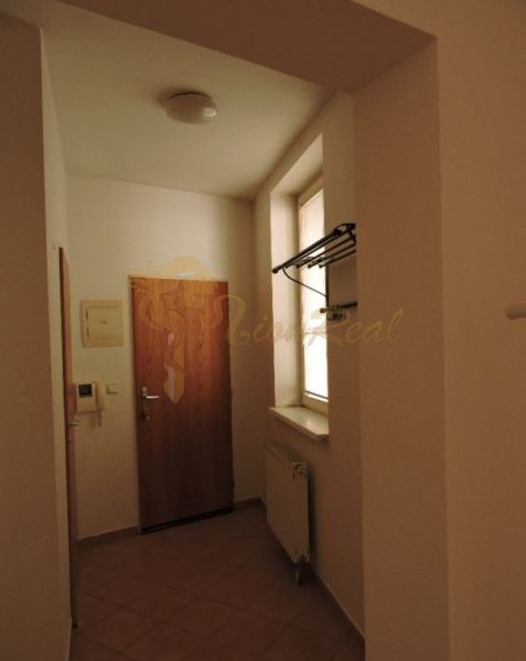 Nebytový priestor, Mikulášska, centrum mesta pod hradom - Vstupná chodba bytu na Mikulášskej, s vešiakovou súpravou a dlažbou.