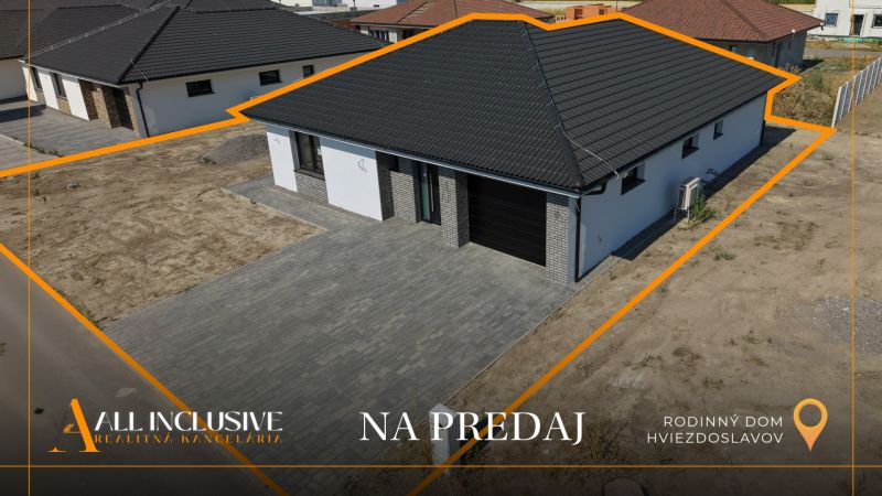 Na predaj 4-izb. rodinné domy s garážou, Hviezdoslavov - Rodinný dom v Hviezdoslavove s tmavou strechou a dláždeným dvorom, na predaj.