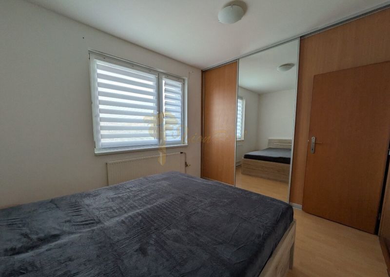 4-izb. byt na ul. Wolkrova, Petržalka, upravený na 2 bytové jednotky - Spálňa v 4-izbovom byte s veľkou posteľou a šatníkovou skriňou s posuvnými dverami.