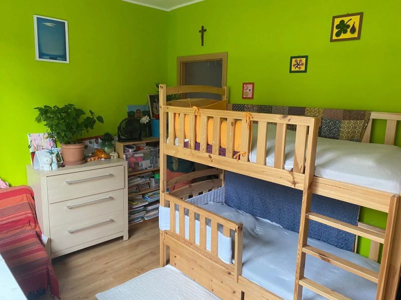2-izb. byt, Studenohorská, Lamač, 3.p./7 - Poschodová posteľ v detskej izbe so zelenou stenou a podlahou s dreveným dekorom.