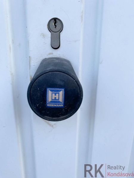 Garáž na prenájom- Staré mesto- Belanská, automatická brána - Zámok a kľučka na bielych dverách v garážach na Belanskej v Košiciach.