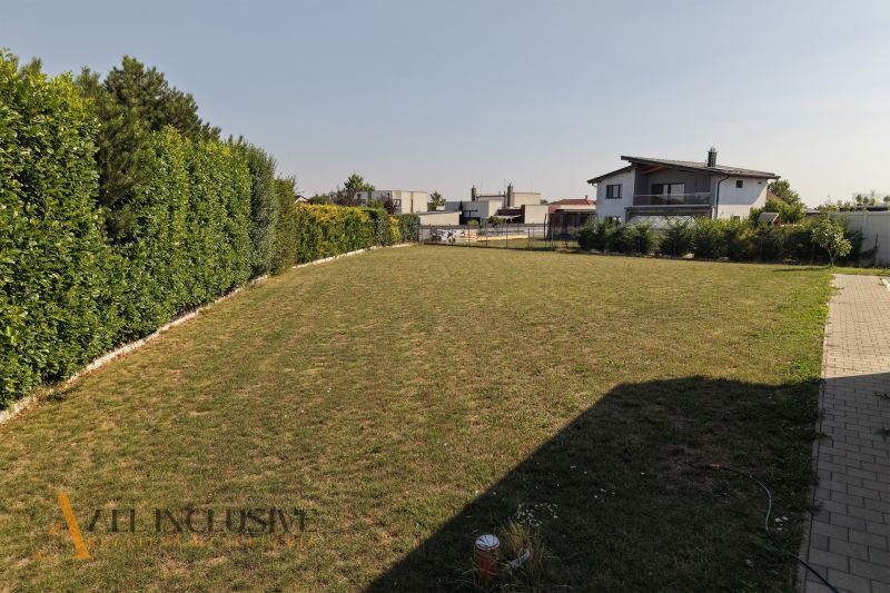 Na predaj stavebný pozemok v Senci – časť Mlynský Klin - Trávnatý pozemok s vysokými živými plotmi, na ulici Mlynský Klin v Senci, Pozemky - bývanie.