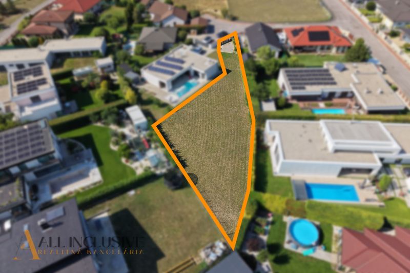 Na predaj stavebný pozemok v Senci – časť Mlynský Klin - Pozemok na bývanie na Mlynskom Kline v Senci, obklopený rodinnými domami.