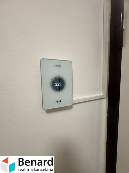Na prenájom útulný 1,5-izbový byt na Okružnej ulici - Termostat na stene v 2-izbovom byte, teplota nastavená na 22°C.