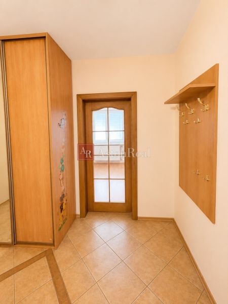 Predaj! slnečný 3-izbový byt s loggiou 74 m² Podbreziny - LM - Predsieň v 3-izbovom byte s dlažbou a vstavanou skriňou.