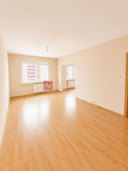 Predaj! slnečný 3-izbový byt s loggiou 74 m² Podbreziny - LM - Svetlá obývacia izba v 3-izbovom byte s podlahou s dreveným dekorom.