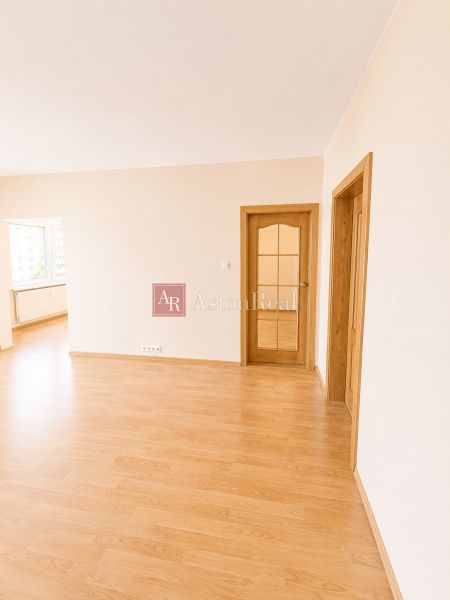 Predaj! slnečný 3-izbový byt s loggiou 74 m² Podbreziny - LM - Priestorný 3-izbový byt s podlahou s dreveným dekorom a svetlými stenami.