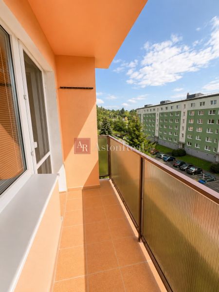 Predaj! slnečný 3-izbový byt s loggiou 74 m² Podbreziny - LM - Balkón 3-izbového bytu na Brezovej ulici v Liptovskom Mikuláši, s výhľadom na okolie.