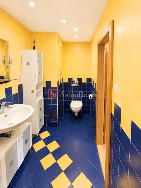 Predaj! slnečný 3-izbový byt s loggiou 74 m² Podbreziny - LM - Kúpeľňa v 3-izbovom byte s farebnými kachličkami a závesným WC.
