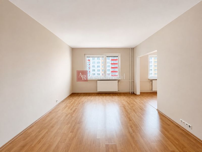 Predaj! slnečný 3-izbový byt s loggiou 74 m² Podbreziny - LM - Priestranný obývací priestor s podlahou s dreveným dekorom v 3-izbovom byte.