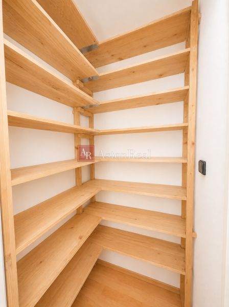 Predaj! slnečný 3-izbový byt s loggiou 74 m² Podbreziny - LM - Vstavané police v 3-izbovom byte ponúkajú dostatok úložného priestoru.