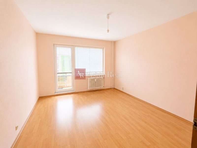 Predaj! slnečný 3-izbový byt s loggiou 74 m² Podbreziny - LM - Priestranná obývacia izba v 3-izbovom byte s podlahou s dreveným dekorom.