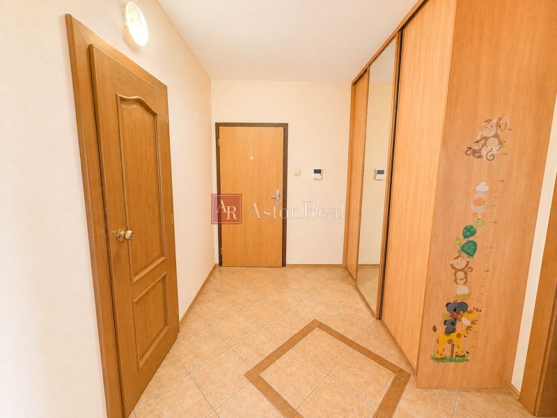 Predaj! slnečný 3-izbový byt s loggiou 74 m² Podbreziny - LM - Chodba v 3-izbovom byte s dreveným dekorom a vstavanou skriňou.