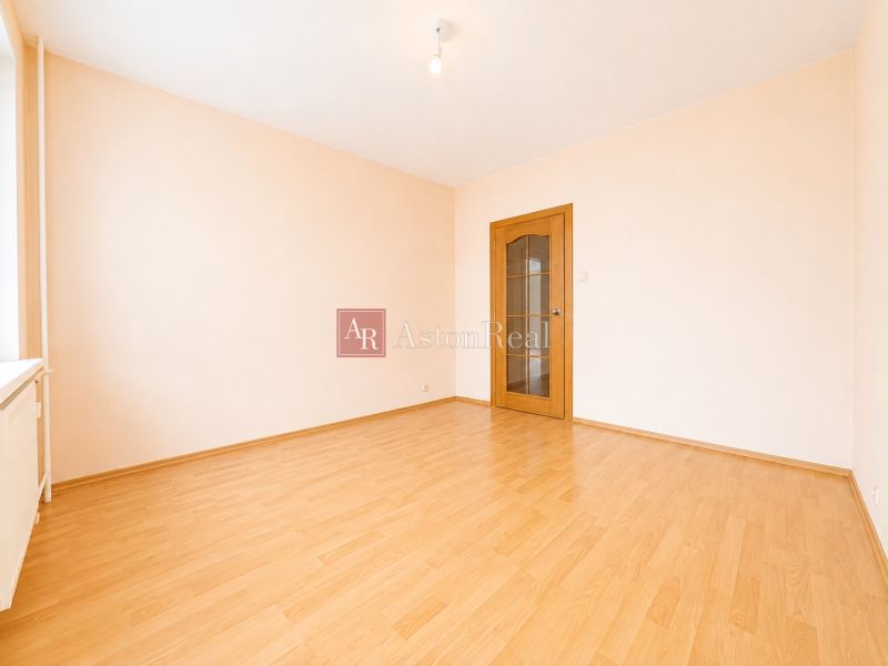 Predaj! slnečný 3-izbový byt s loggiou 74 m² Podbreziny - LM - Prázdna miestnosť s podlahou s dreveným dekorom a drevenými dverami v 3-izbovom byte.