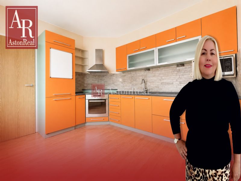 Predaj! slnečný 3-izbový byt s loggiou 74 m² Podbreziny - LM - Kuchyňa s oranžovými skrinkami, podlaha s dreveným dekorom, 3-izbový byt.