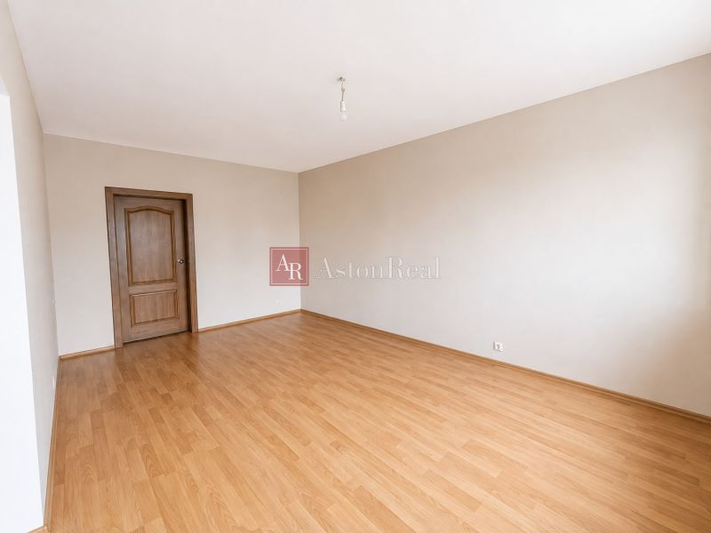 Predaj! slnečný 3-izbový byt s loggiou 74 m² Podbreziny - LM - Prázdna miestnosť s podlahou s dreveným dekorom a dverami v 3-izbovom byte.