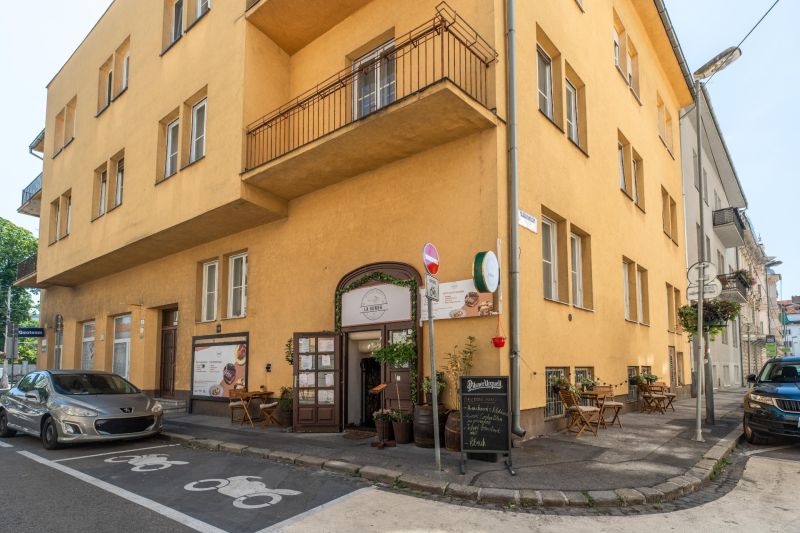 I Investičná reštaurácia v Starom Meste s nájomcom - Gastro priestory na rohu ulíc Bratislava - Staré Mesto, Gunduličova s vonkajším sedením.