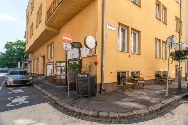 I Investičná reštaurácia v Starom Meste s nájomcom - Gastro priestory na rohu Sládkovičovej ulice v Bratislave - Starom Meste s exteriérovým sedením.