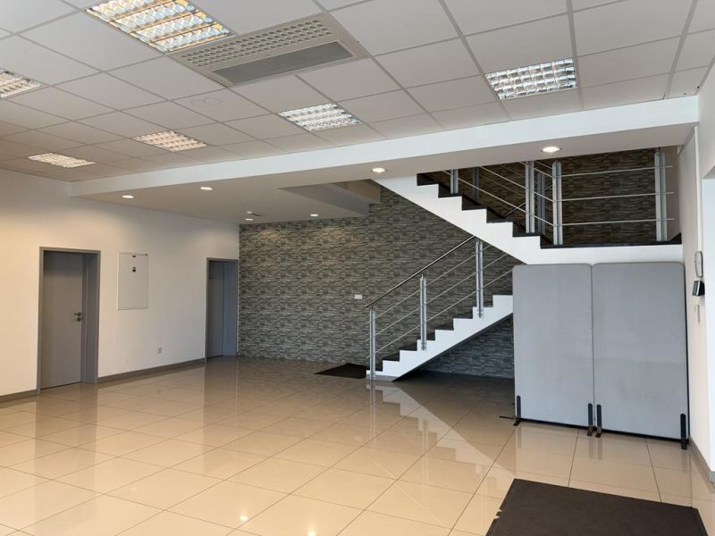 Kancelárske, obchodné a skladové priestory od 14m2 do 500m2 v areáli. - Interiér so schodiskom a svetlou dlažbou, Sklady a haly.