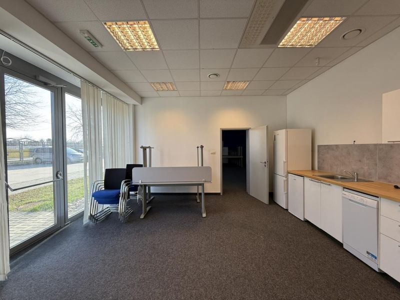 Kancelárske, obchodné a skladové priestory od 14m2 do 500m2 v areáli. - Kancelárske priestory so sedením a kuchynkou, Sklady a haly, Ivanka pri Dunaji.