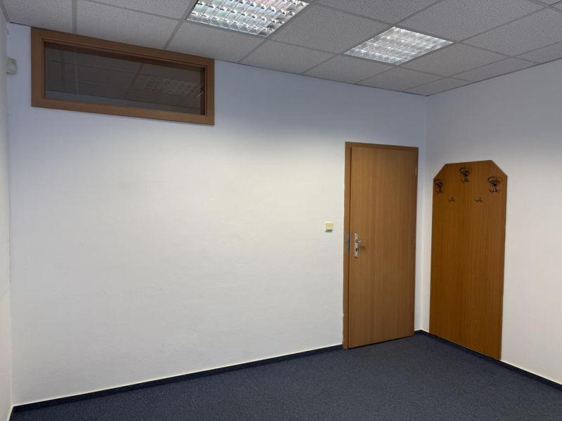 Kancelárske, obchodné a skladové priestory od 14m2 do 500m2 v areáli. - Miestnosť vo Skladoch a halách s kobercom, vešiakom a svietidlami na strope.
