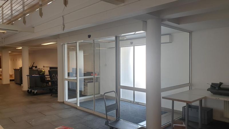 Kancelárske, obchodné a skladové priestory od 14m2 do 500m2 v areáli. - Vnútri sú presklené kancelárie a chodba, blízko ulice Nádražná a sklady a haly.
