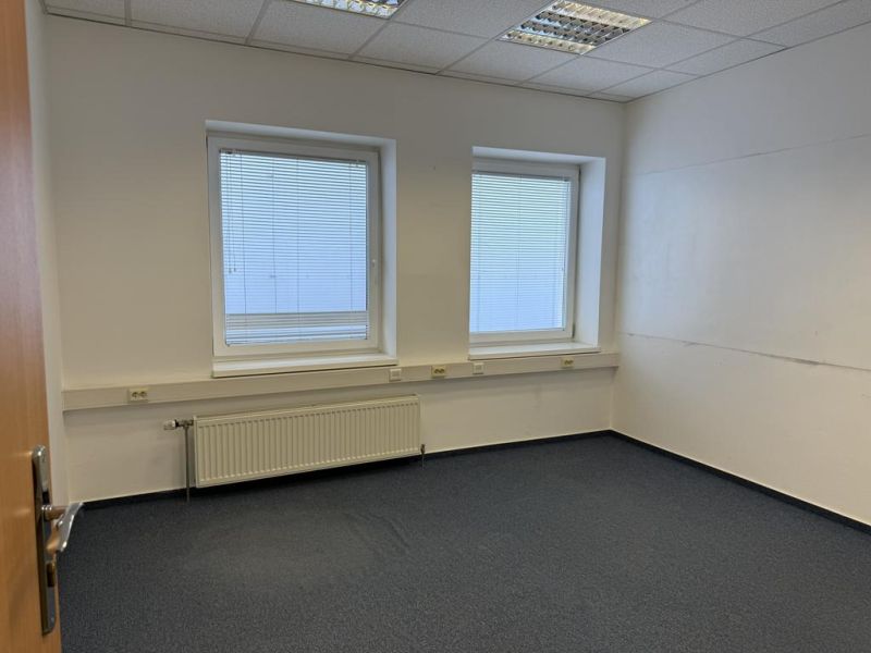 Kancelárske, obchodné a skladové priestory od 14m2 do 500m2 v areáli. - Kancelária v skladoch a halách so svetlými stenami a kobercovou podlahou.