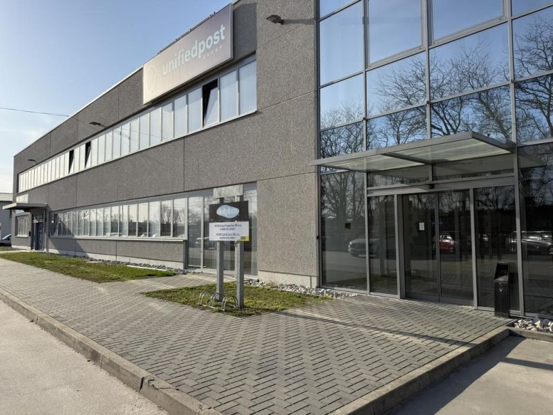 Kancelárske, obchodné a skladové priestory od 14m2 do 500m2 v areáli. - Budova kancelárií na Nádražnej ulici v Ivanke pri Dunaji so skleneným vchodom.
