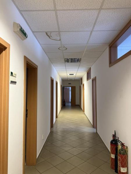 Kancelárske, obchodné a skladové priestory od 14m2 do 500m2 v areáli. - Chodba v Skladoch a halách s bielymi stenami a keramickou podlahou.