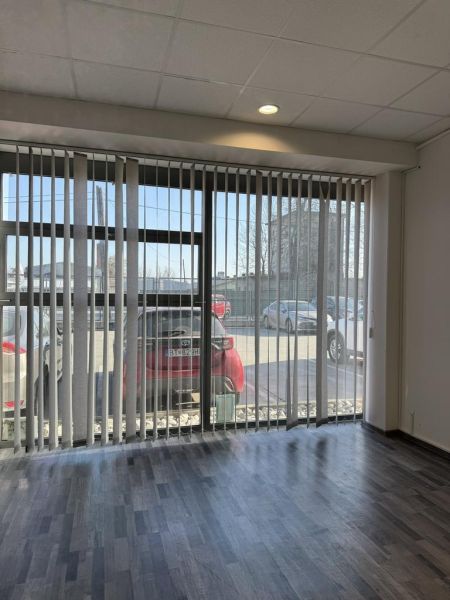 Kancelárske, obchodné a skladové priestory od 14m2 do 500m2 v areáli. - Interiér so sklenenou stenou a podlahou s dreveným dekorom v sklade a hale.